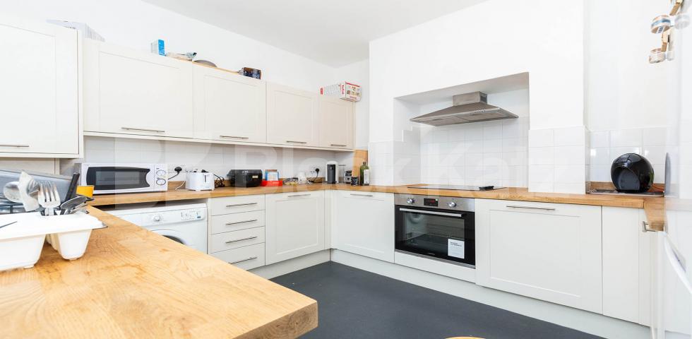 Spacious four bedroom 2 bathroom property set in a period conversion in Camden Agar Grove, Camden